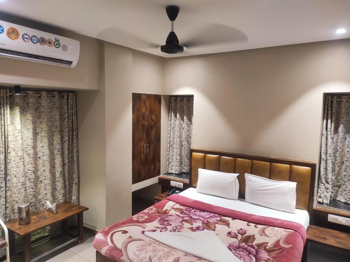 Hotel Vrindavan Deluxe Kolhapur Exterior foto