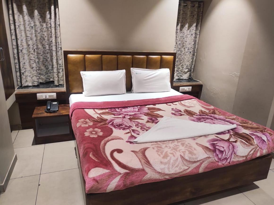 Hotel Vrindavan Deluxe Kolhapur Exterior foto